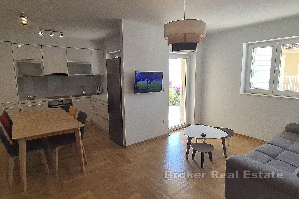 Dom z siedmioma jednostkami mieszkalnymi blisko morza