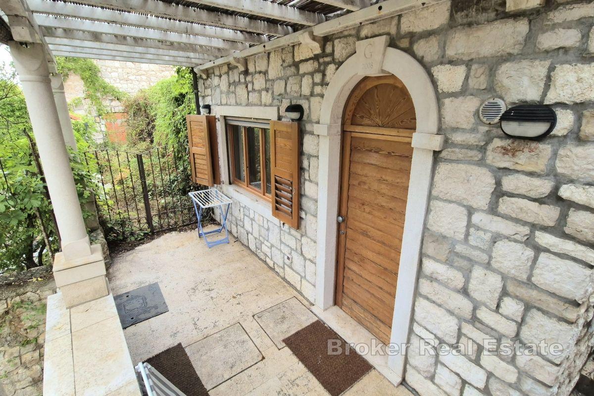 Ideales Steinhaus für einen Urlaub in einer ruhigen Bucht