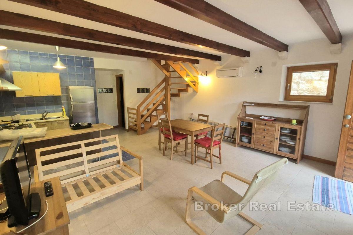 Ideales Steinhaus für einen Urlaub in einer ruhigen Bucht