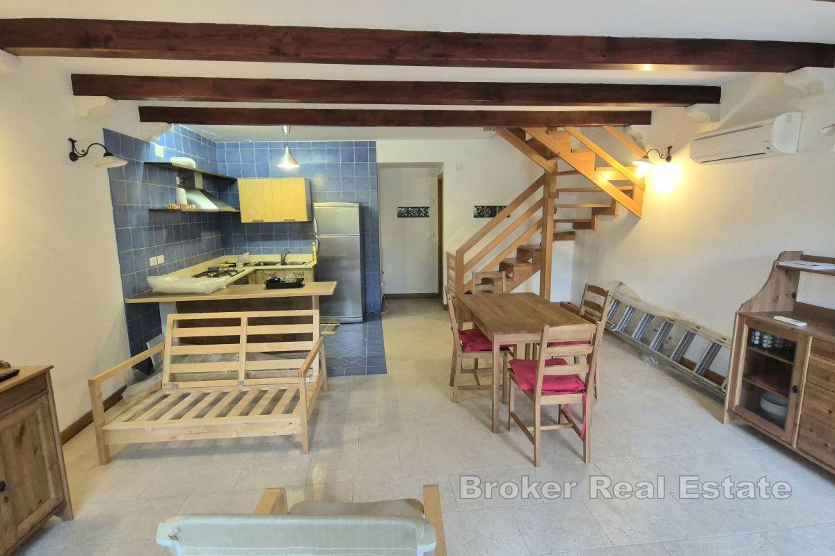 Ideales Steinhaus für einen Urlaub in einer ruhigen Bucht