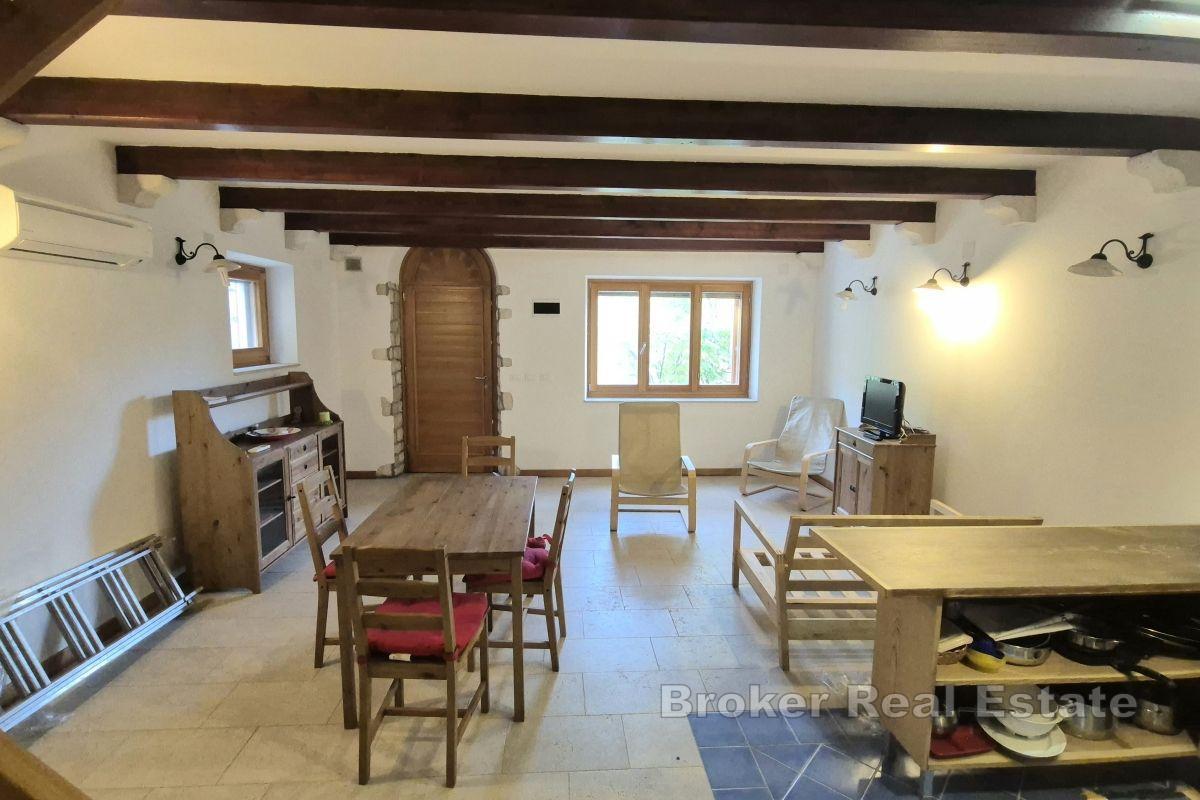 Ideales Steinhaus für einen Urlaub in einer ruhigen Bucht