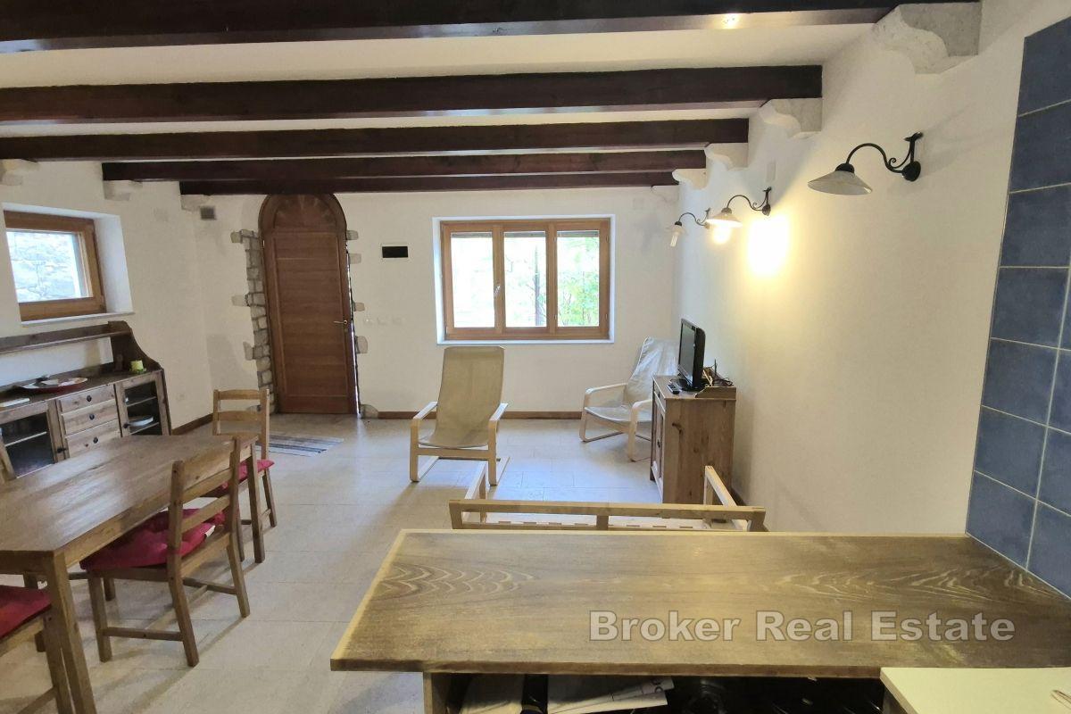 Ideales Steinhaus für einen Urlaub in einer ruhigen Bucht