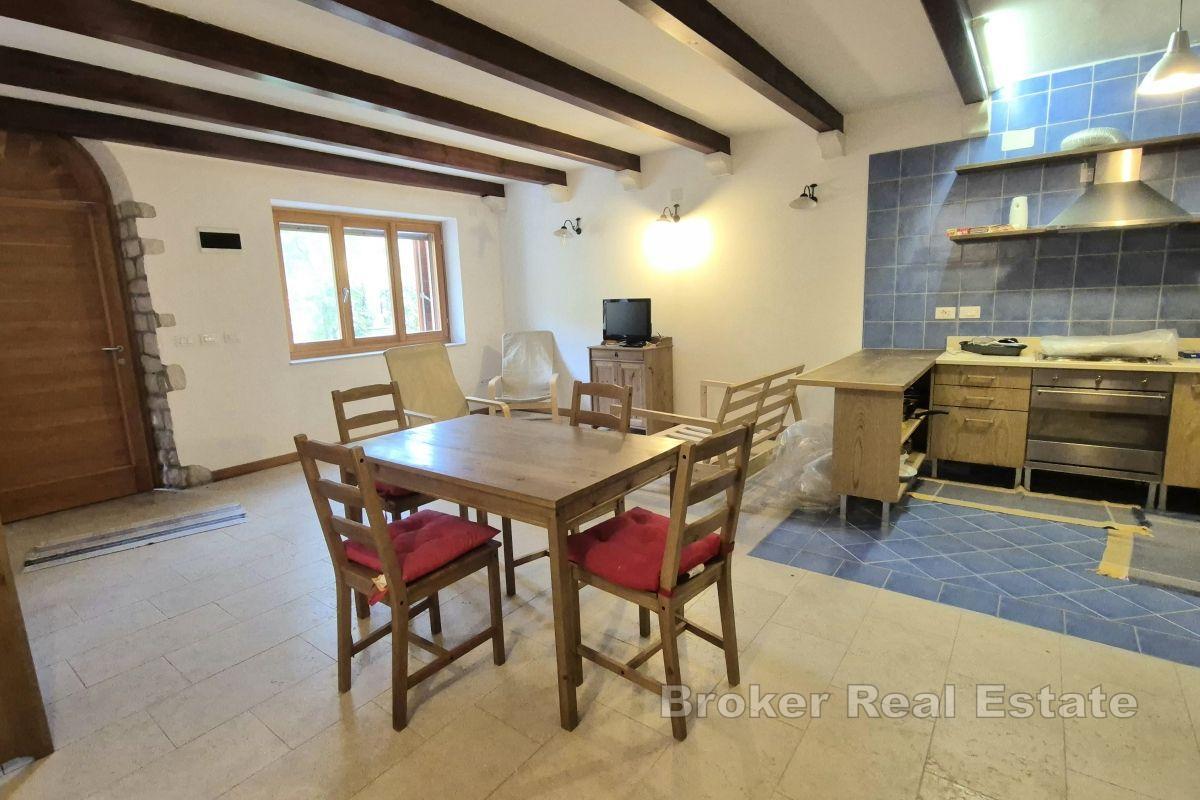 Ideales Steinhaus für einen Urlaub in einer ruhigen Bucht