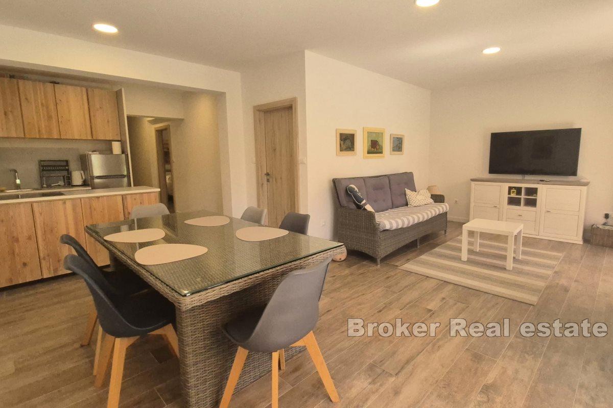 Moderne møblert leilighet med hage