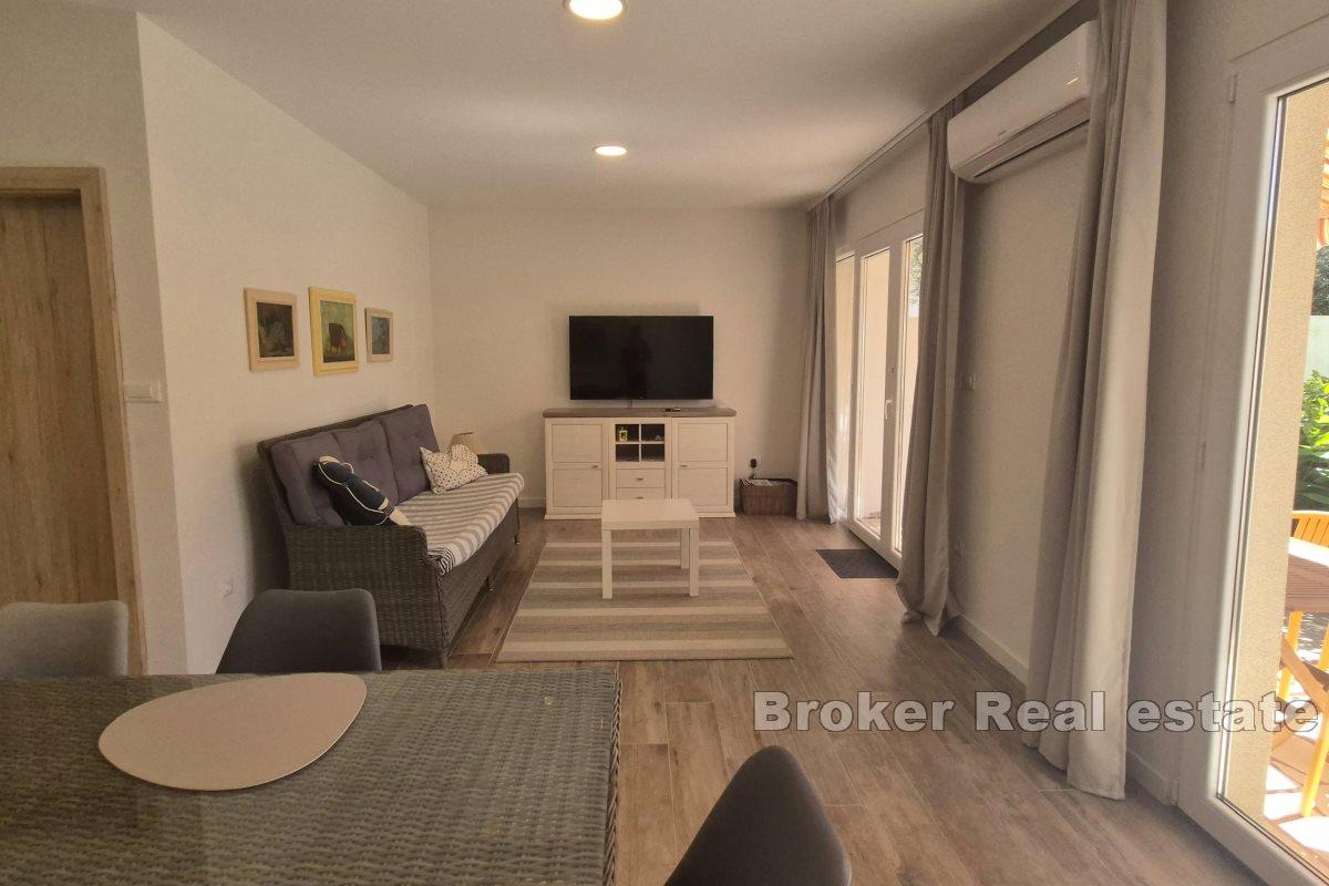 Nowocześnie umeblowane mieszkanie z ogrodem