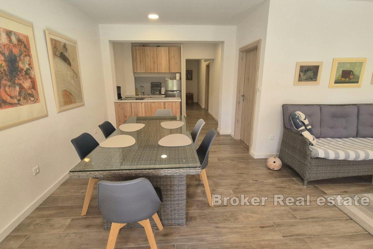 Moderne møblert leilighet med hage