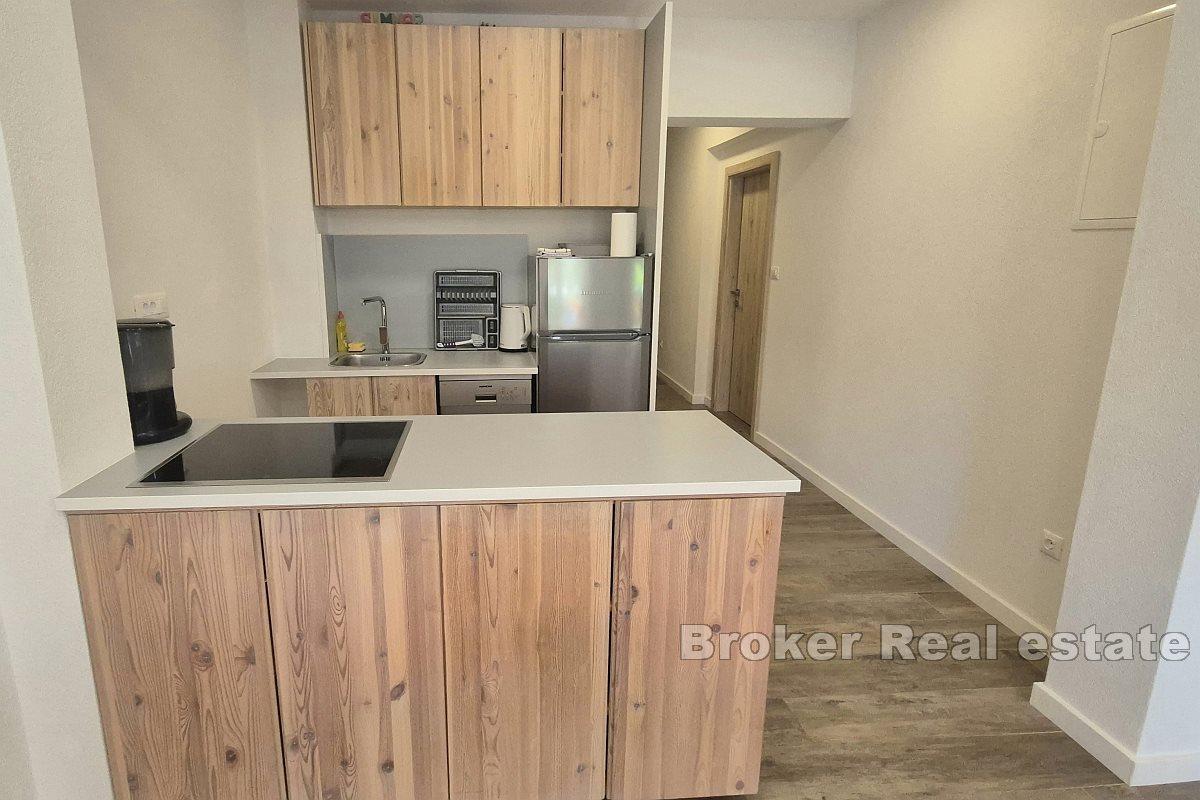 Moderne møblert leilighet med hage