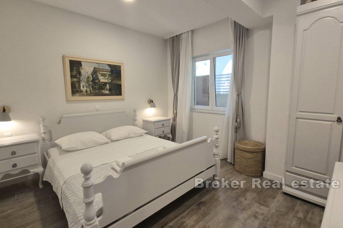 Moderne møblert leilighet med hage