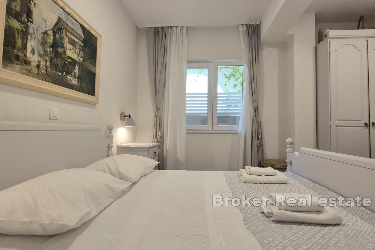 Moderne møblert leilighet med hage