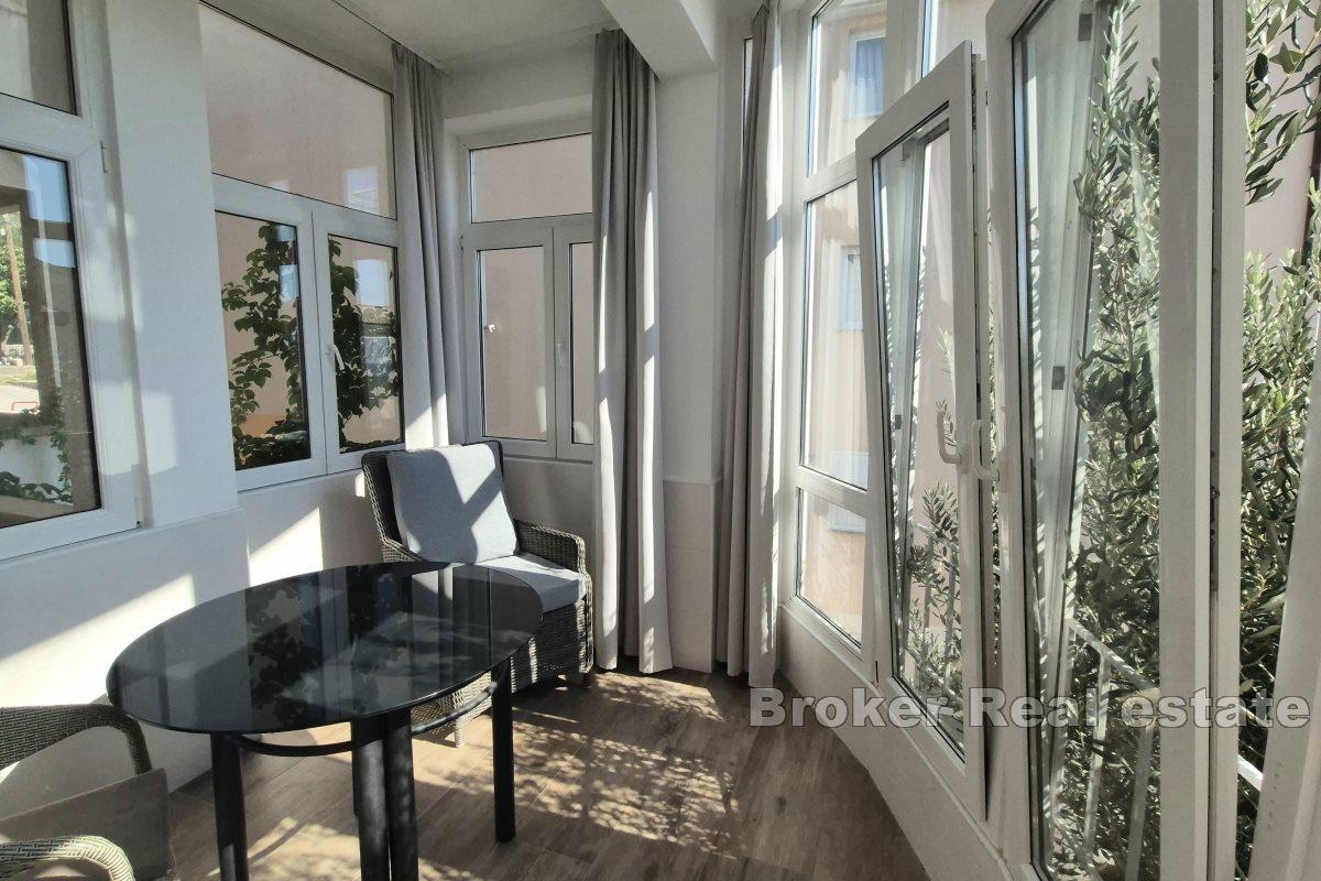 Современная квартира с гаражом и террасой