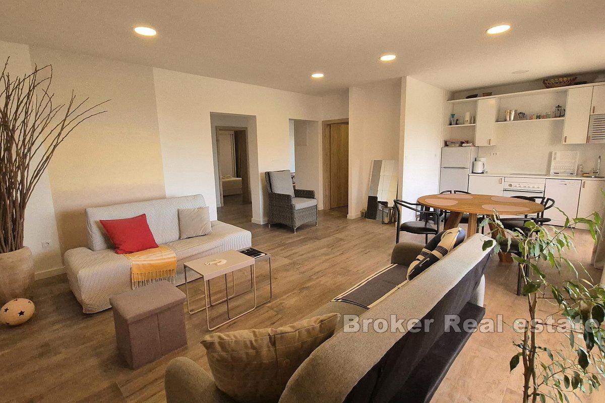 Современная квартира с гаражом и террасой