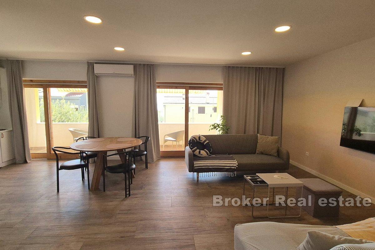 Современная квартира с гаражом и террасой