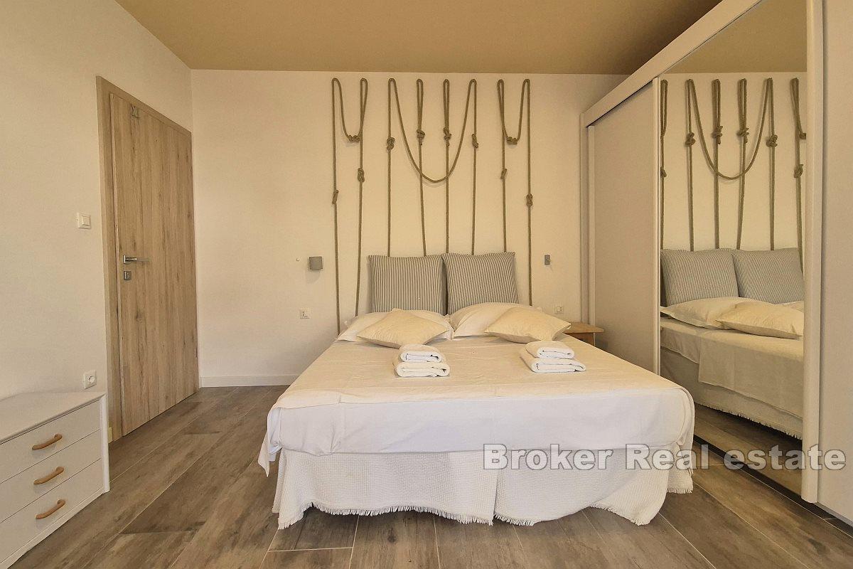 Современная квартира с гаражом и террасой