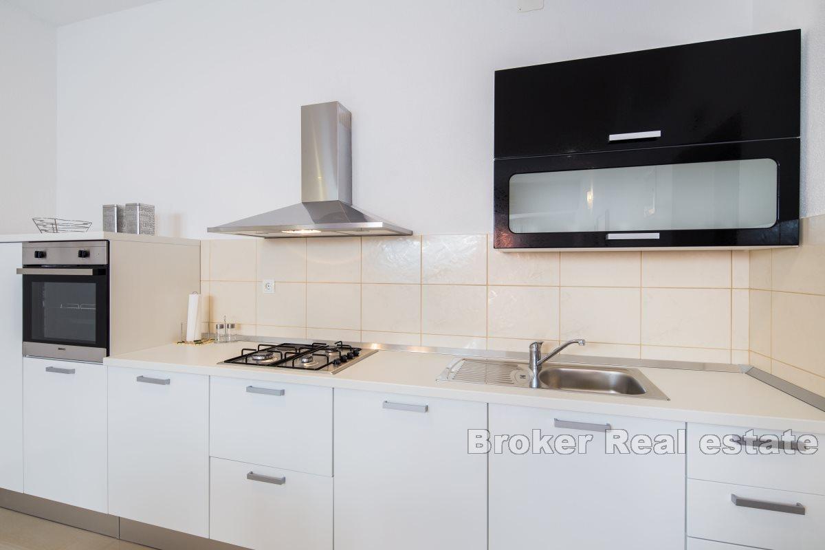 Appartement avec une grande cour et une piscine