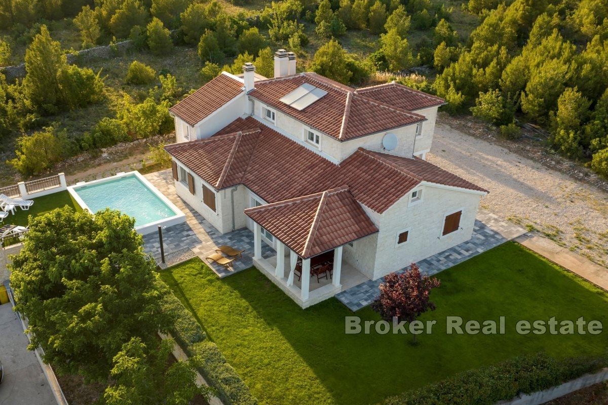 Villa con piscina in zona tranquilla