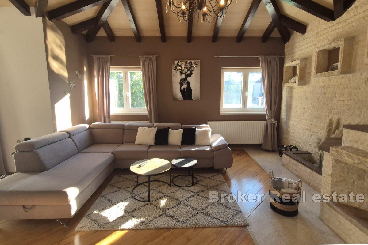 Villa con piscina in zona tranquilla