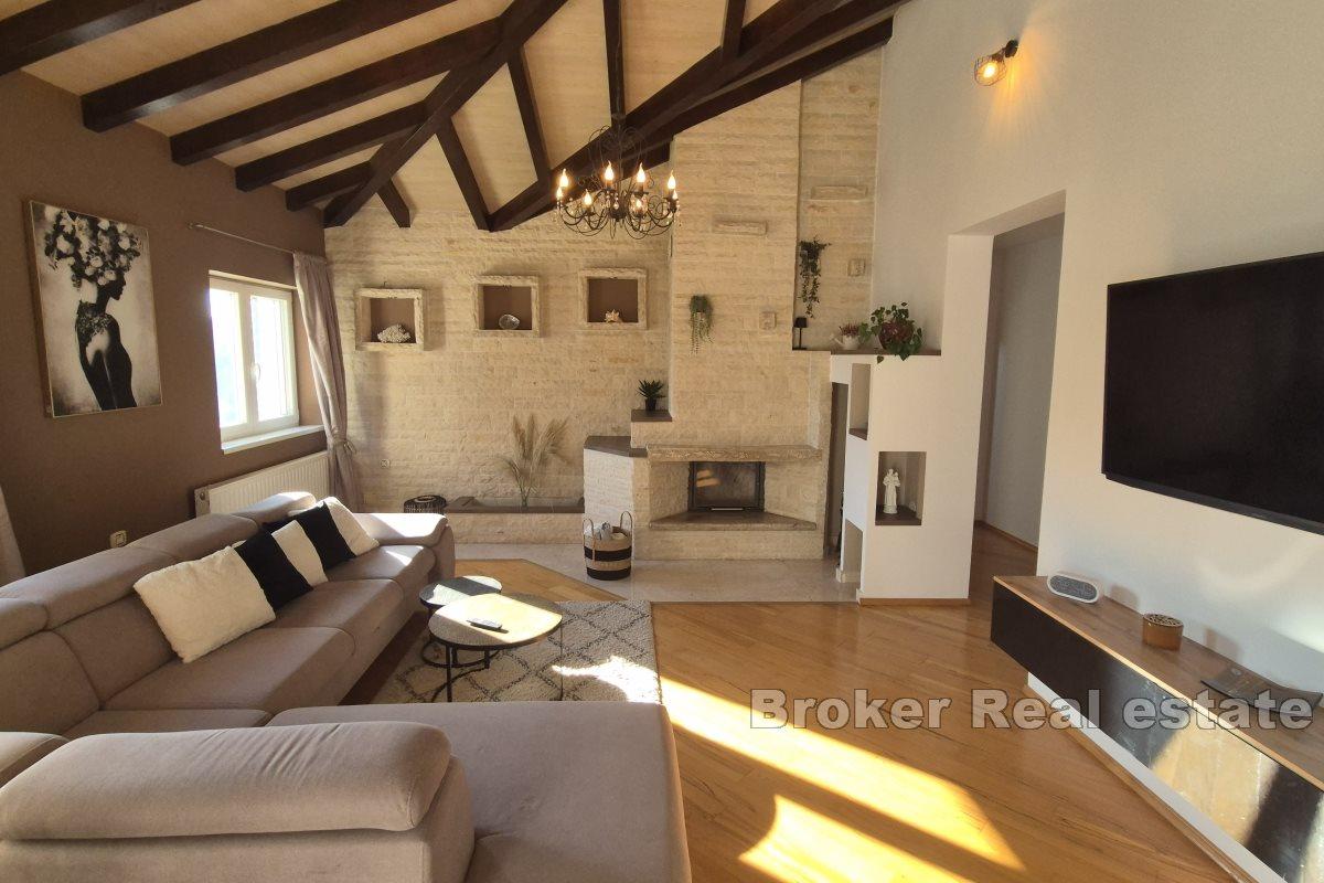 Villa con piscina in zona tranquilla