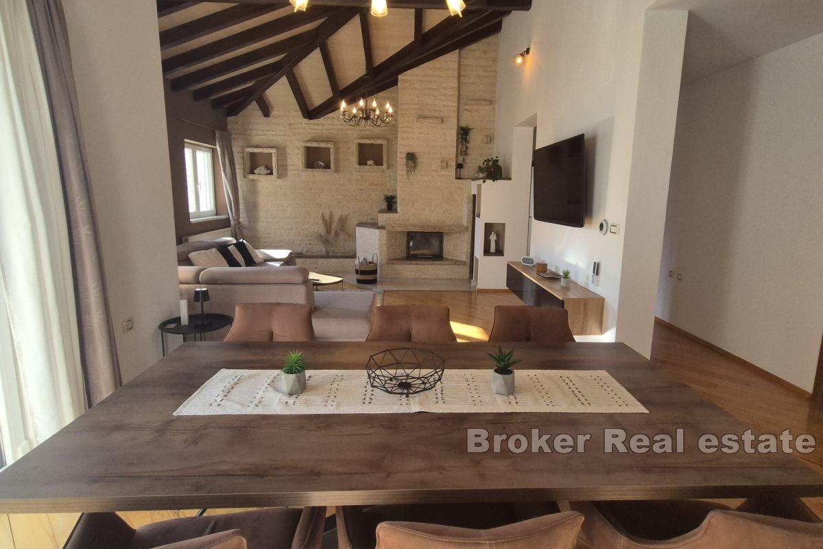 Villa con piscina in zona tranquilla