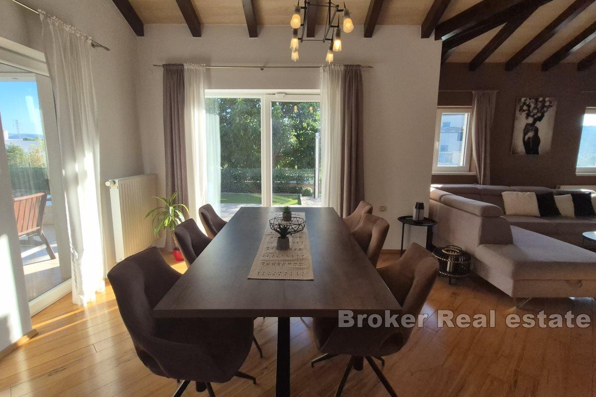 Villa con piscina in zona tranquilla