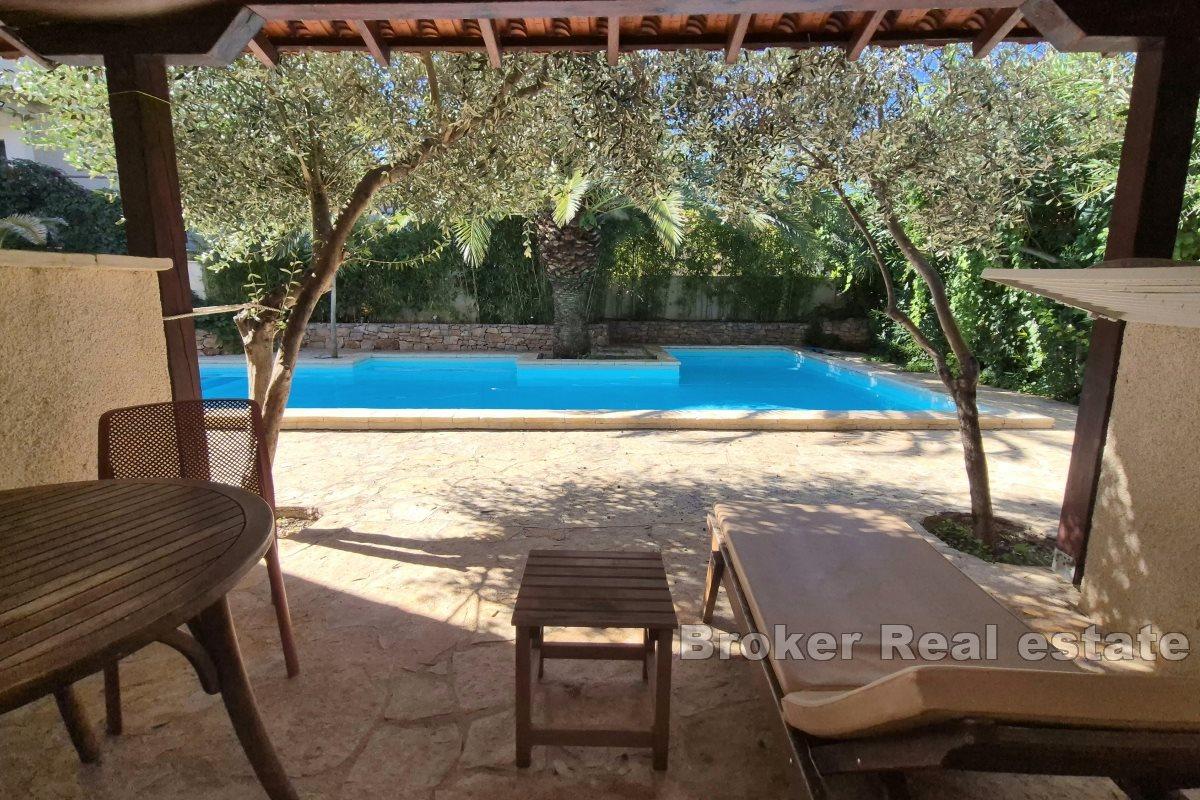 Hus med lägenheter, pool och jacuzzi