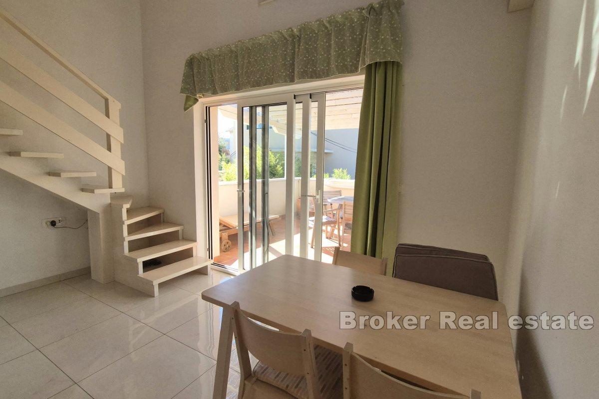 Hus med lägenheter, pool och jacuzzi