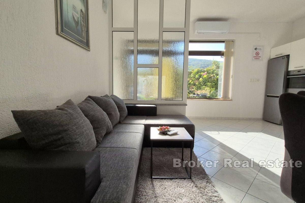 Tri stambene jedinice s kafićem