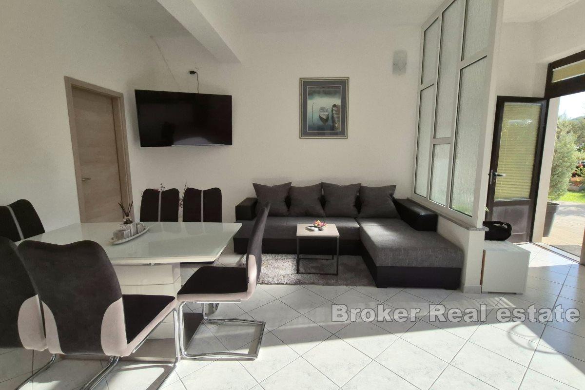 Tri stambene jedinice s kafićem