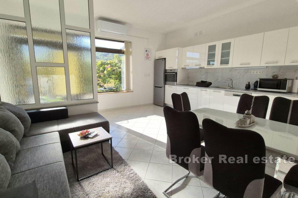 Tri stambene jedinice s kafićem