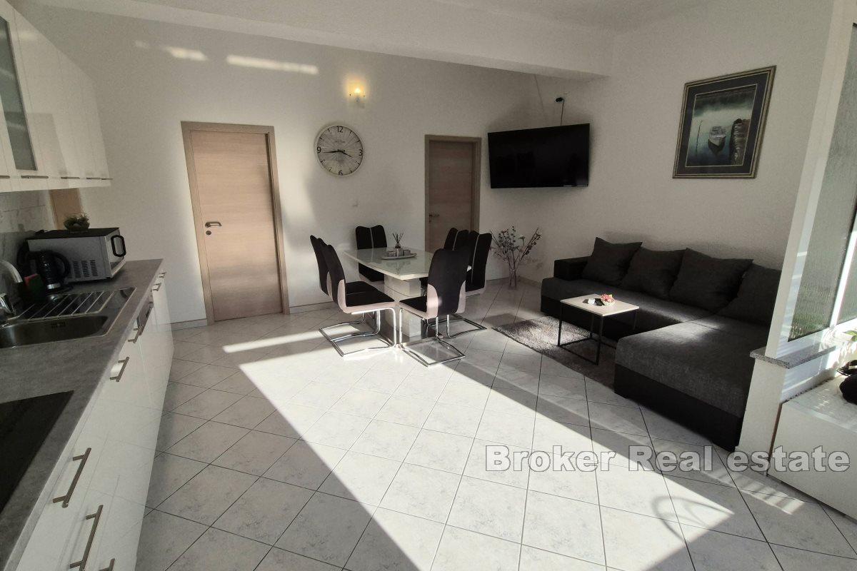 Tri stambene jedinice s kafićem