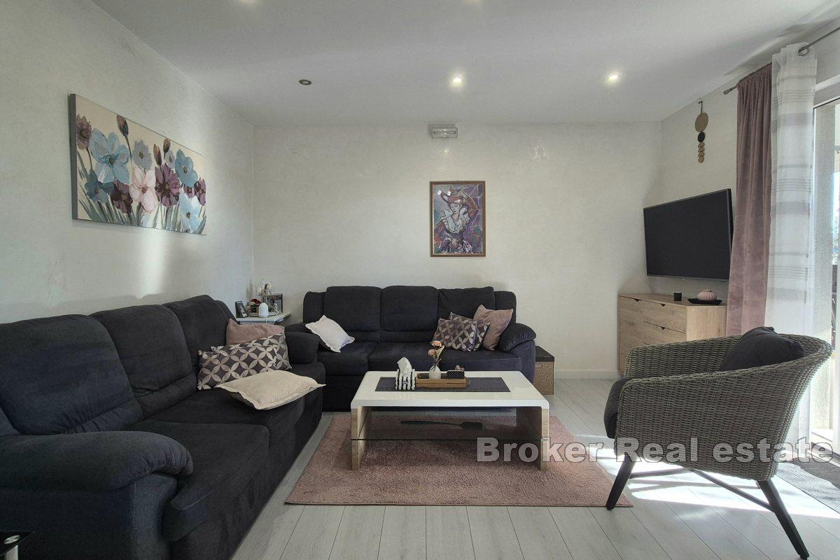 Дом с тремя квартирами и бассейном