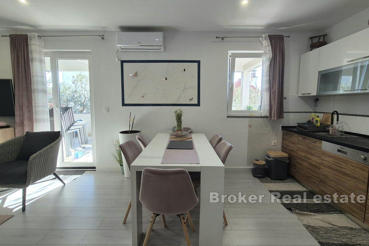 Дом с тремя квартирами и бассейном