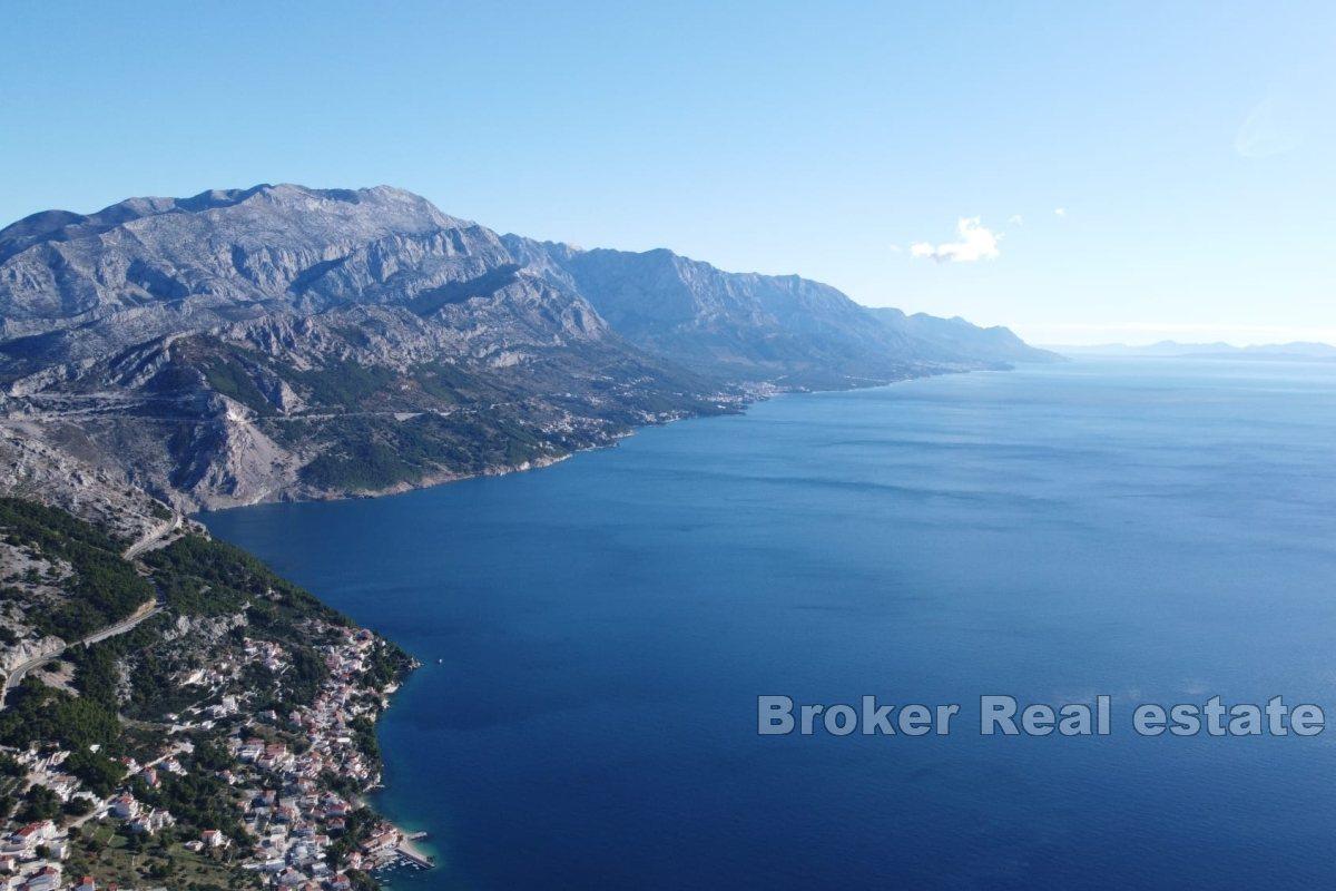 Dvojvila s bazénem v blízkosti moře