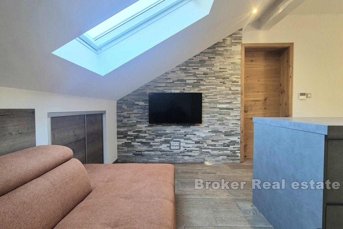 Zwei Wohnungen mit Parkplätzen