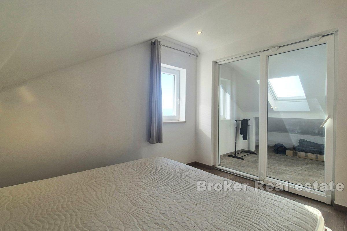 Zwei Wohnungen mit Parkplätzen