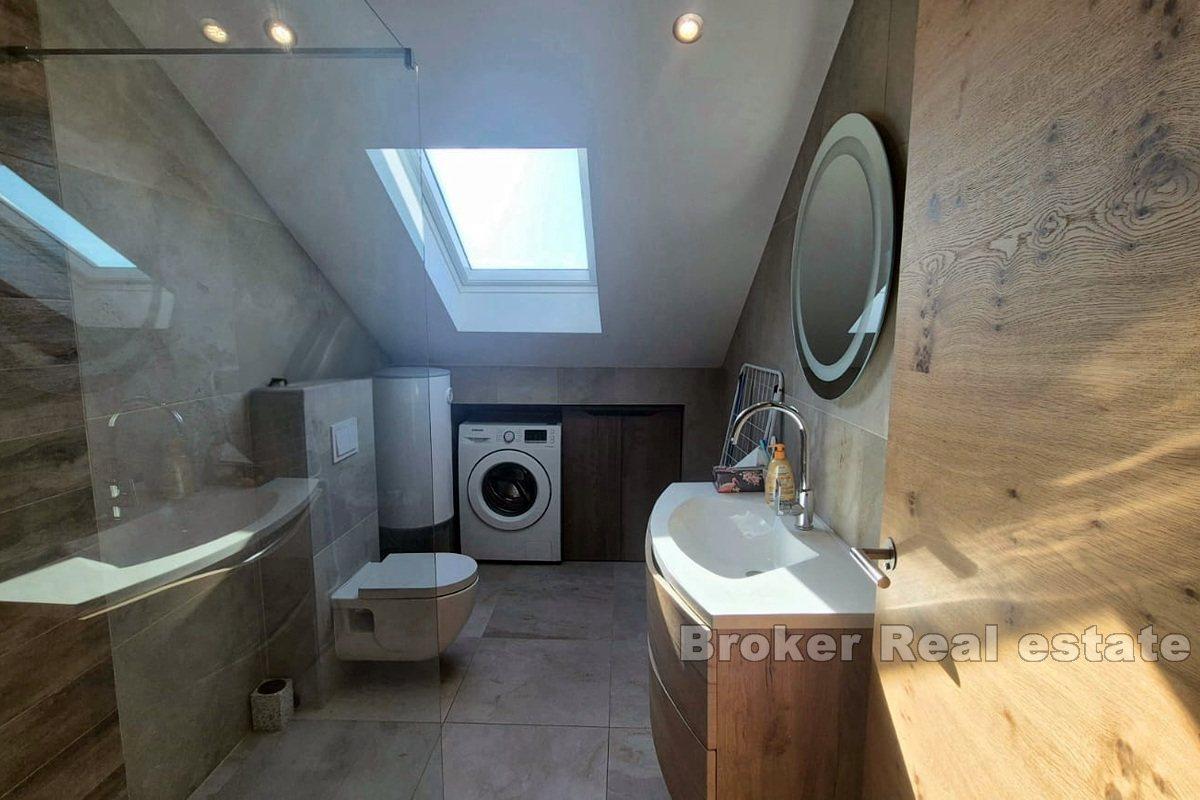 Zwei Wohnungen mit Parkplätzen