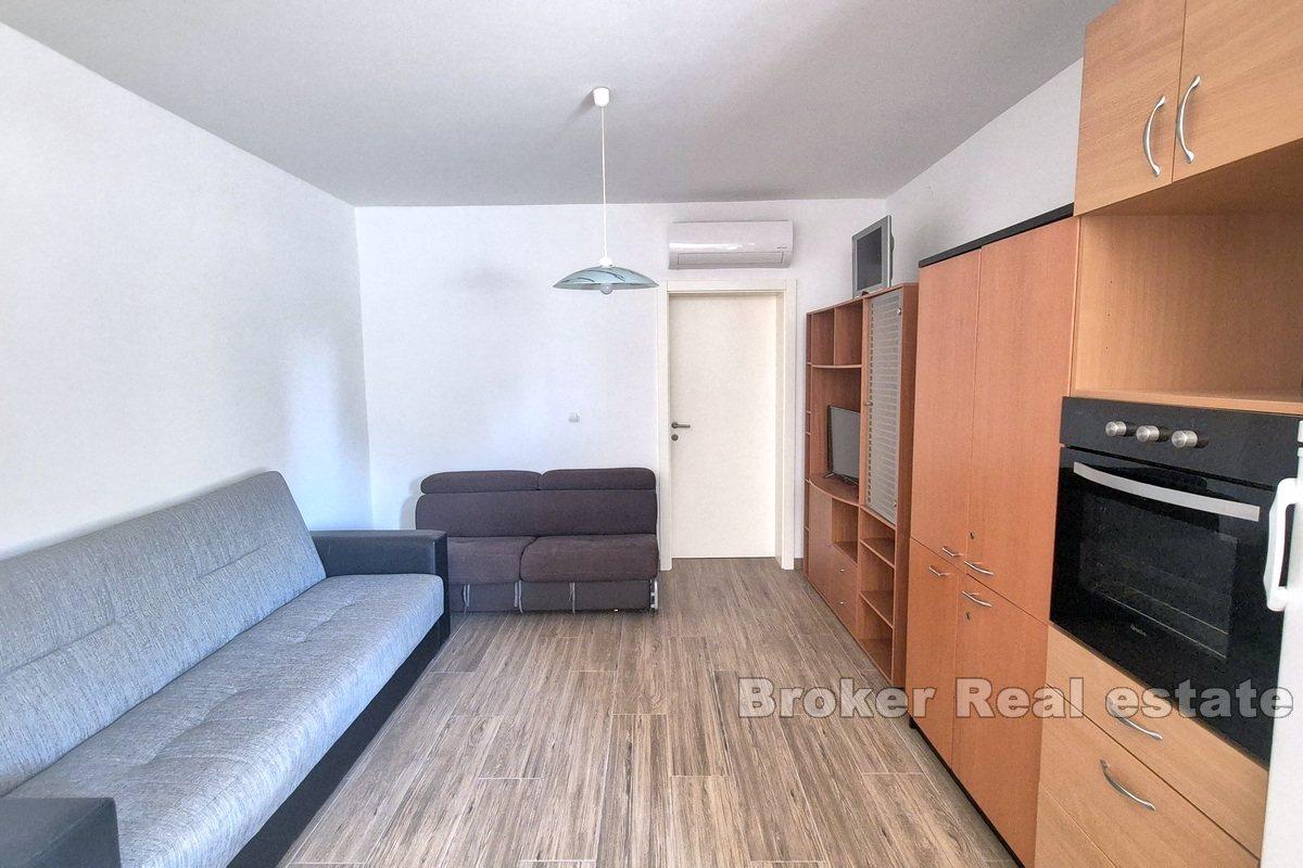 Zwei Wohnungen mit Parkplätzen