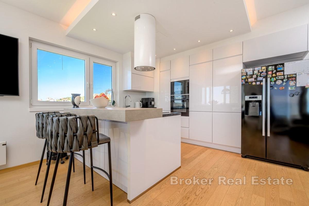 Elegancki apartament z trzema sypialniami, widokiem i garażem