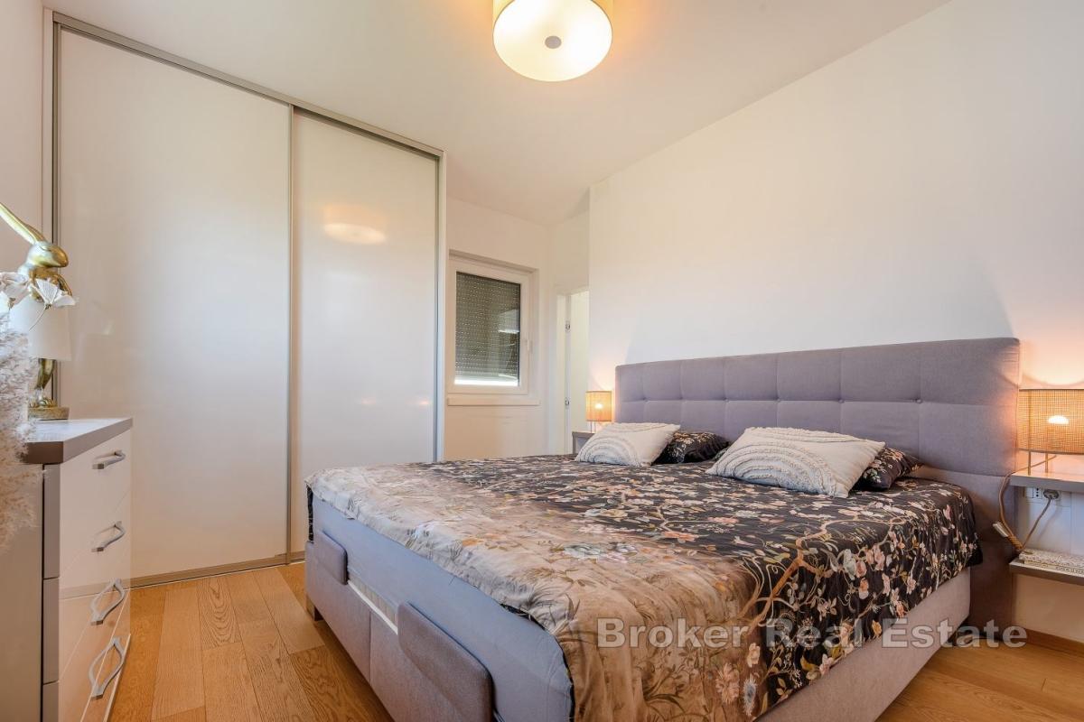 Elegancki apartament z trzema sypialniami, widokiem i garażem