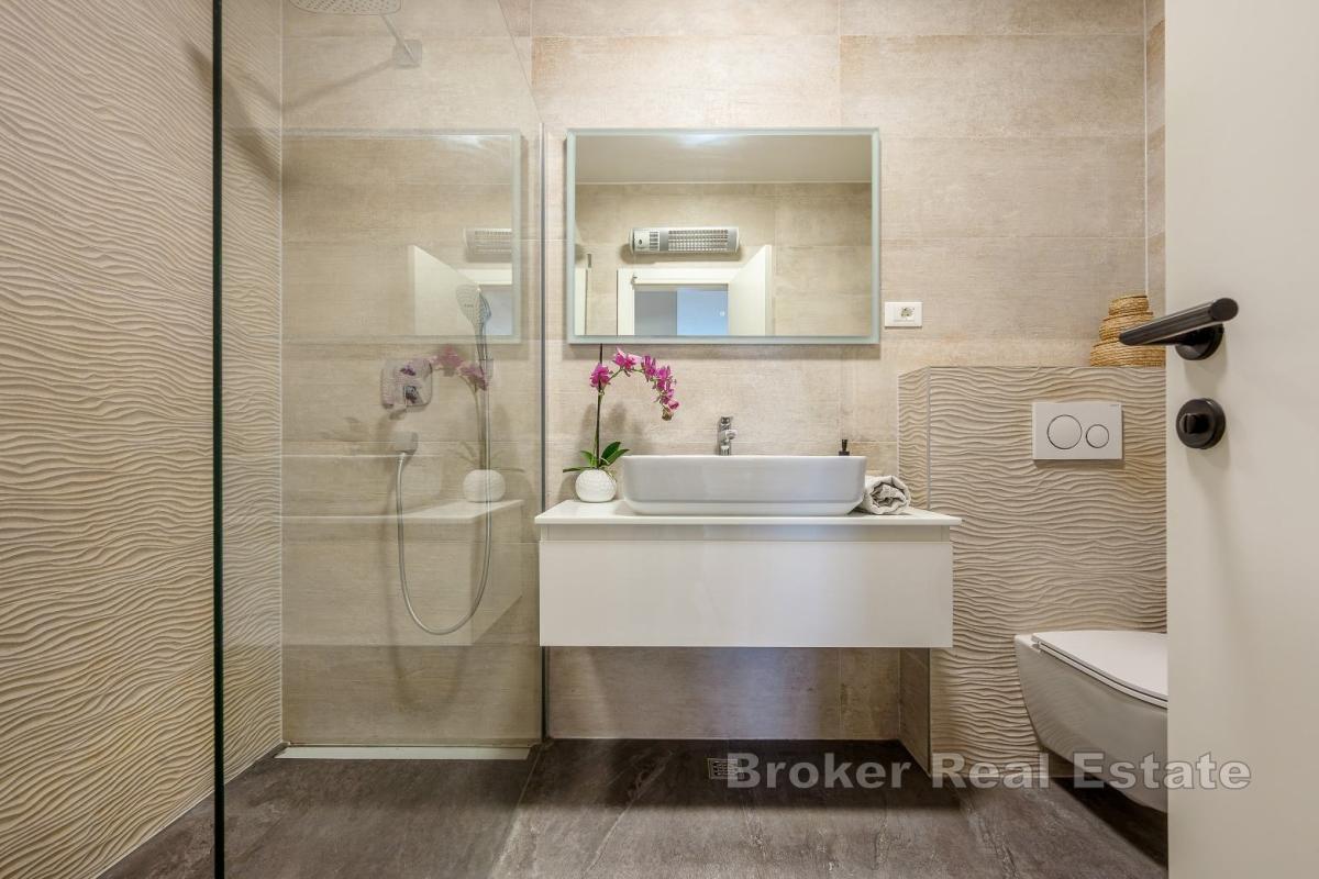 Elegancki apartament z trzema sypialniami, widokiem i garażem