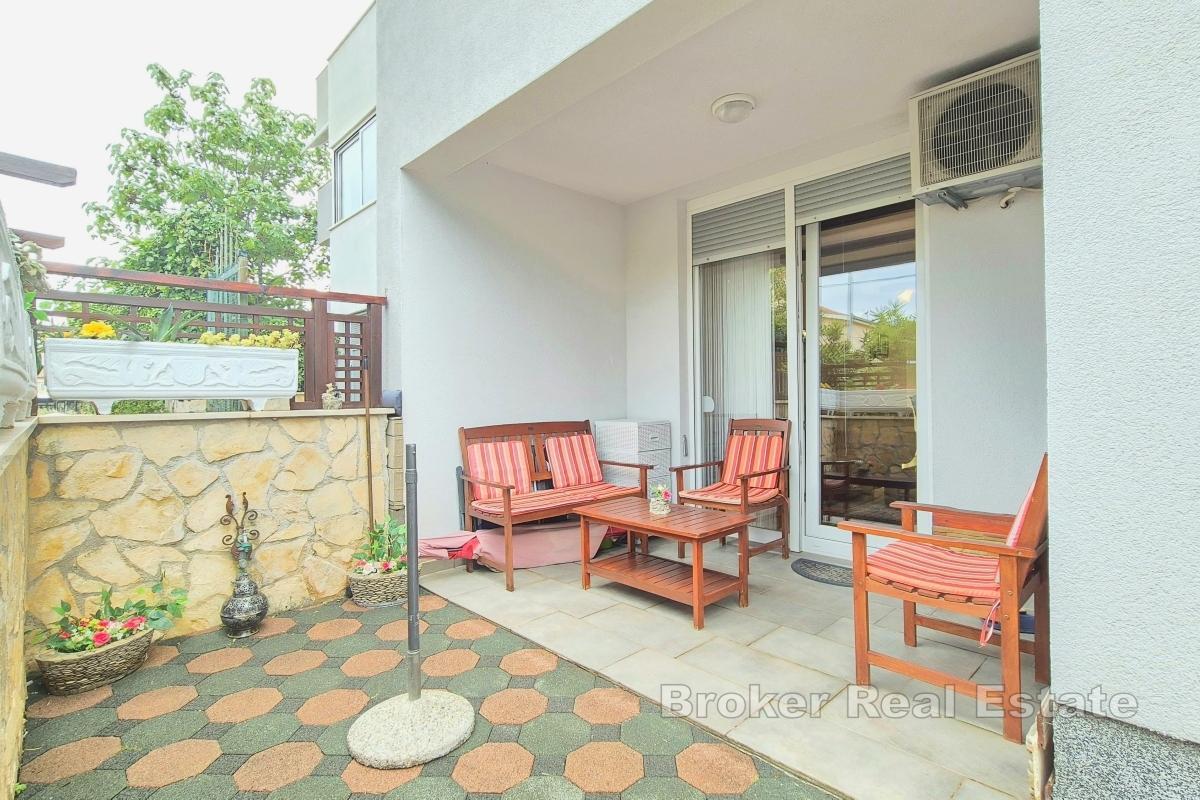 Dvosoban stan s parkirnim mjestom i vrtom