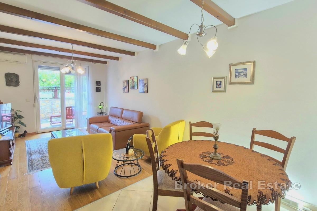 Dvosoban stan s parkirnim mjestom i vrtom