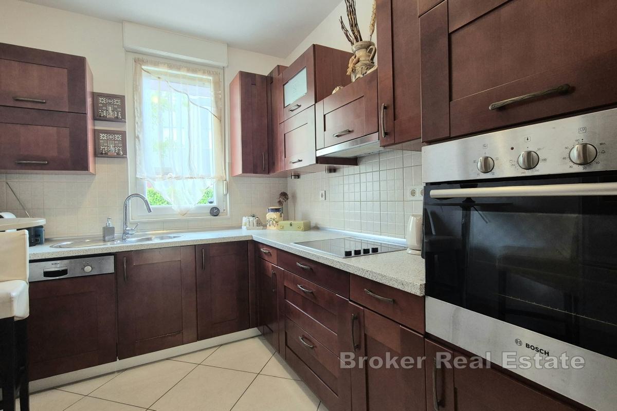 Dvosoban stan s parkirnim mjestom i vrtom