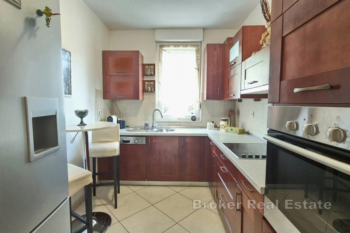 Dvosoban stan s parkirnim mjestom i vrtom