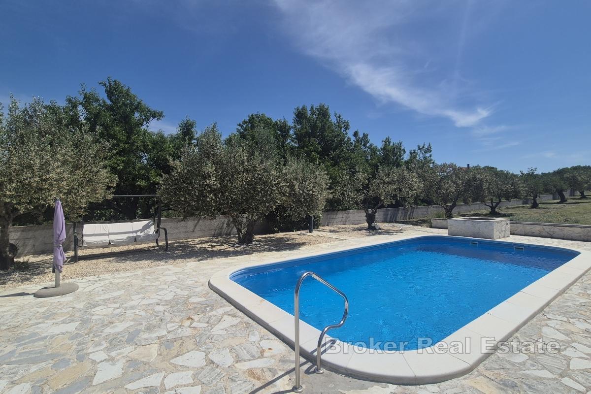 Hus med basseng i fredelige omgivelser