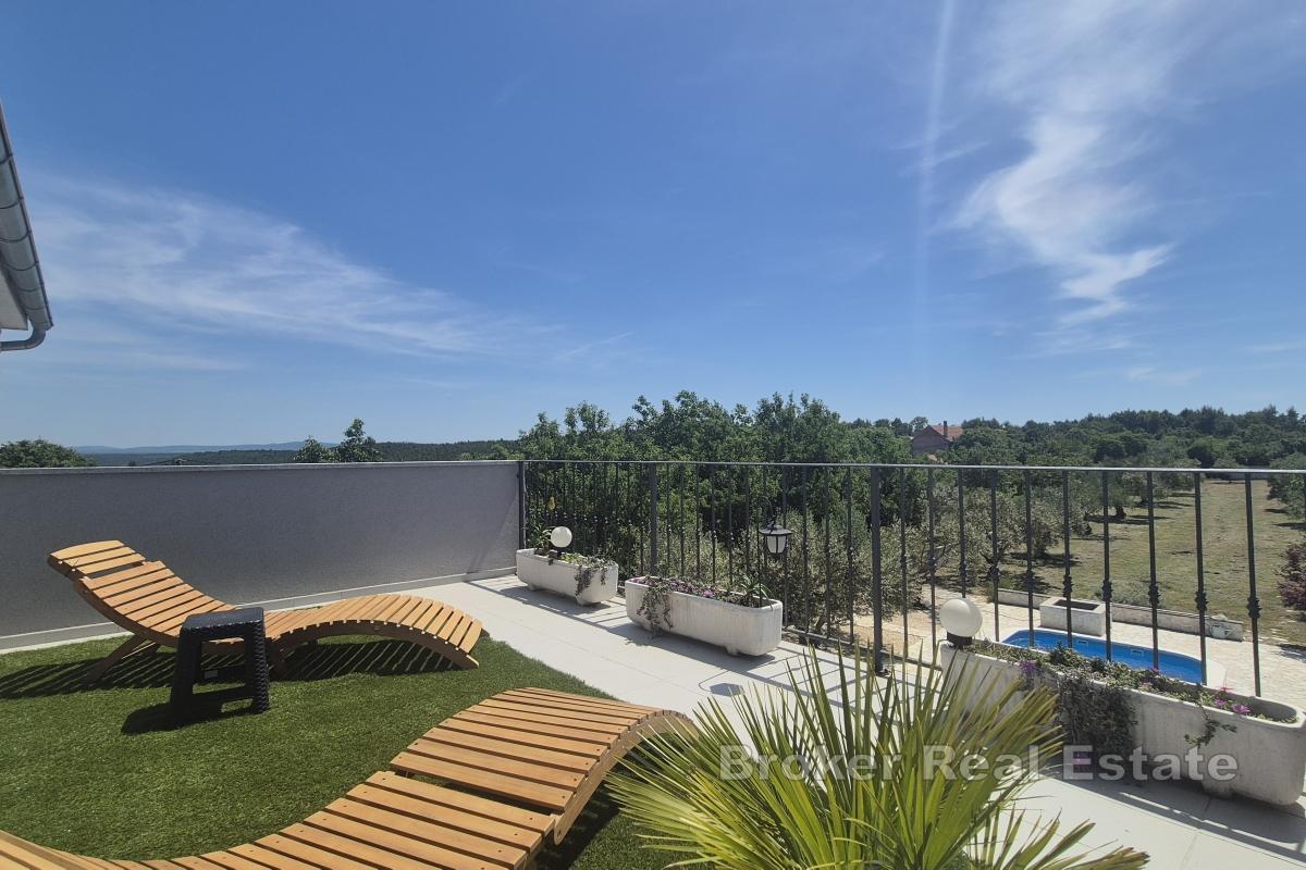 Hus med basseng i fredelige omgivelser