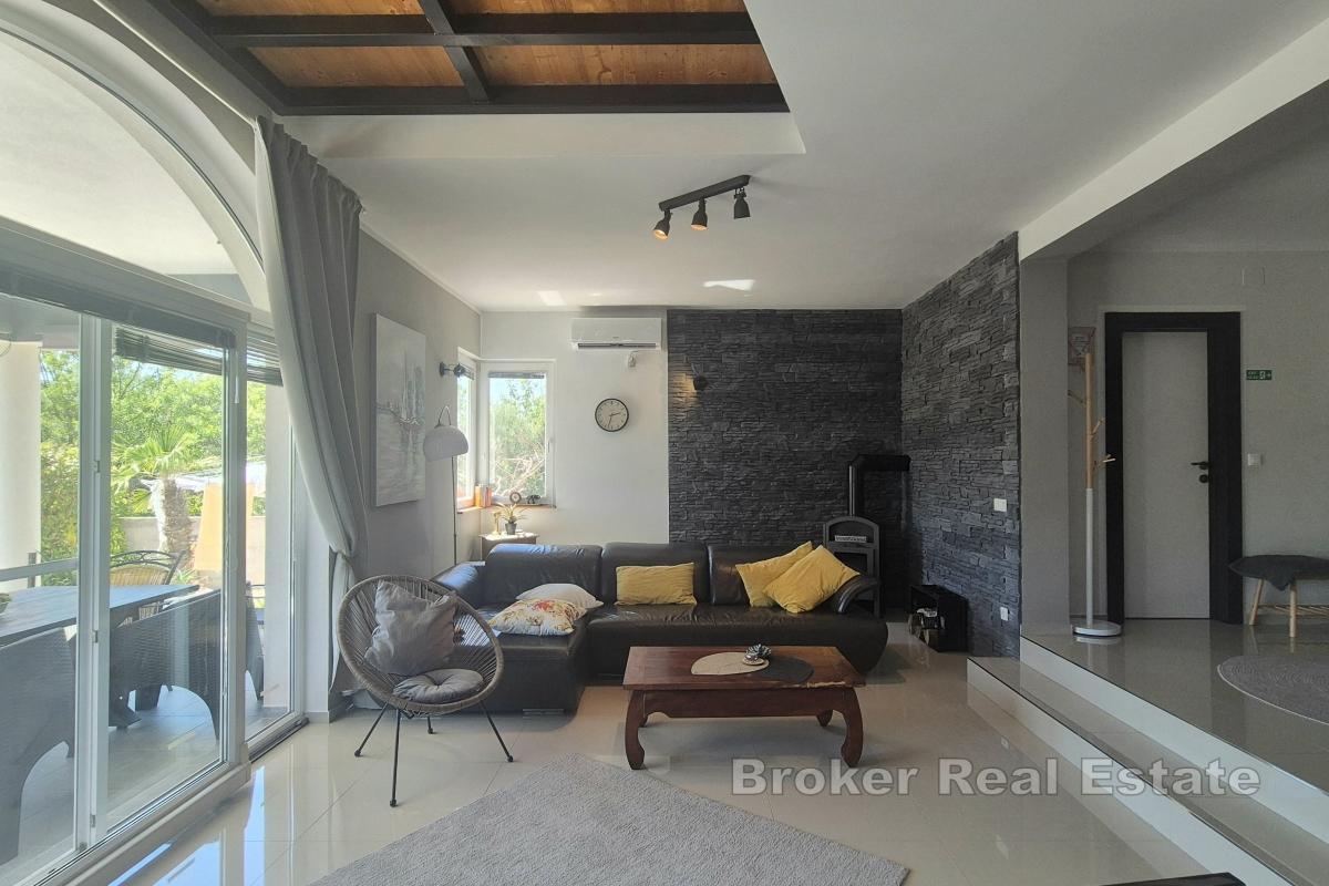 Hus med basseng i fredelige omgivelser