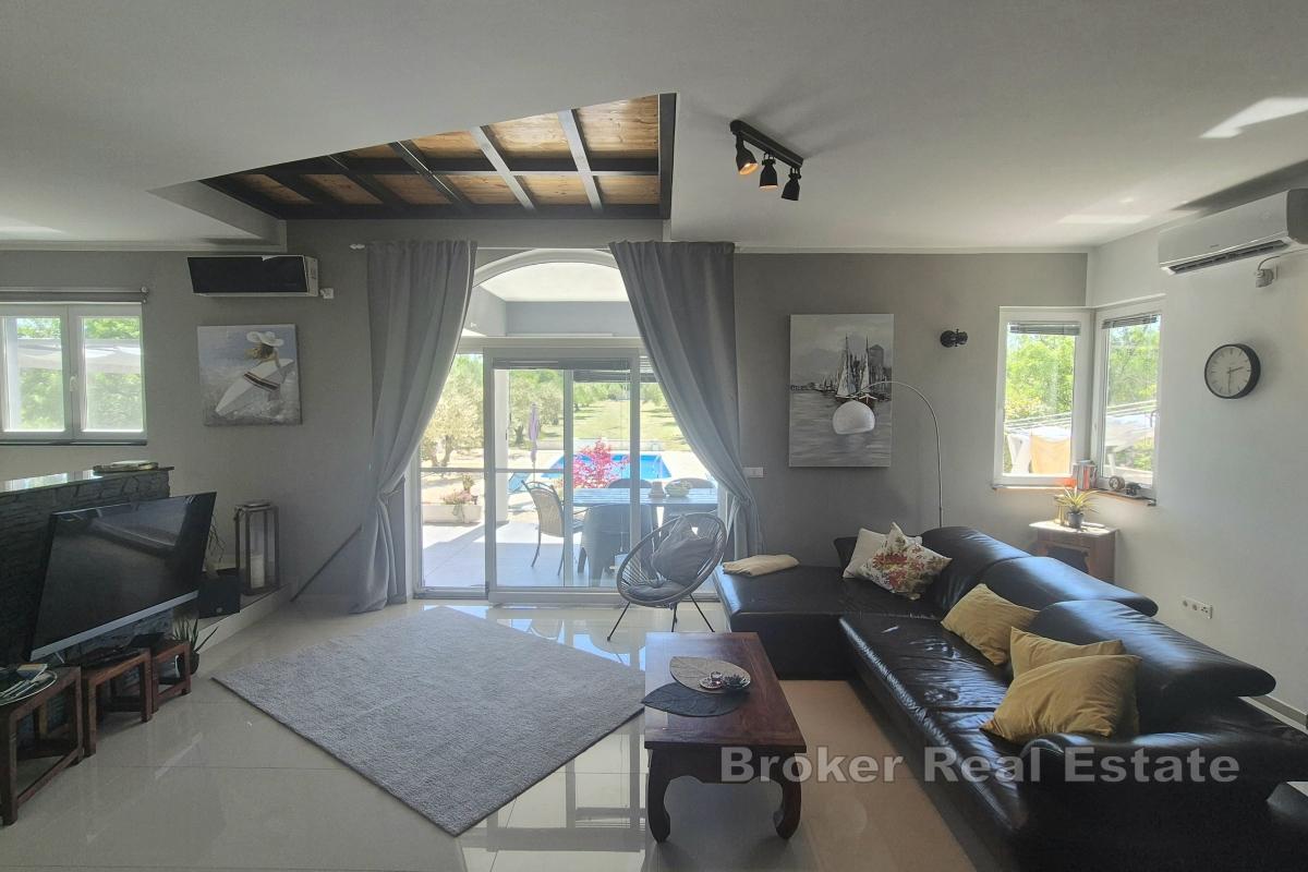 Hus med basseng i fredelige omgivelser