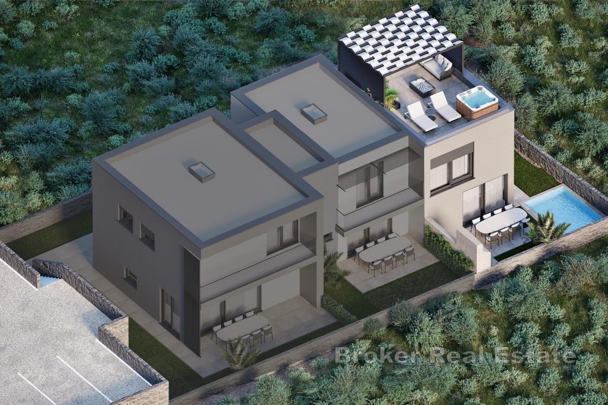 Triplex s dvorem a bazénem