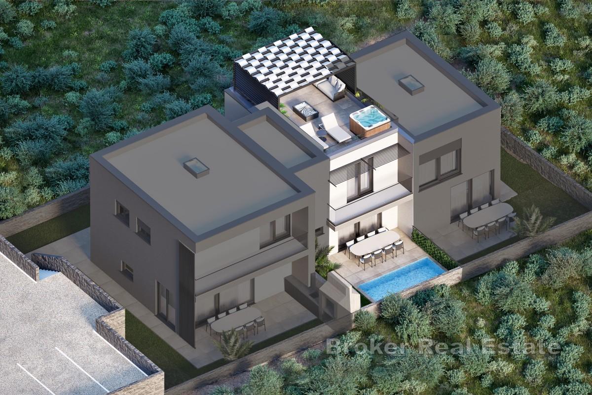 Triplex med parkeringsplasser og mulighet for svømmebasseng