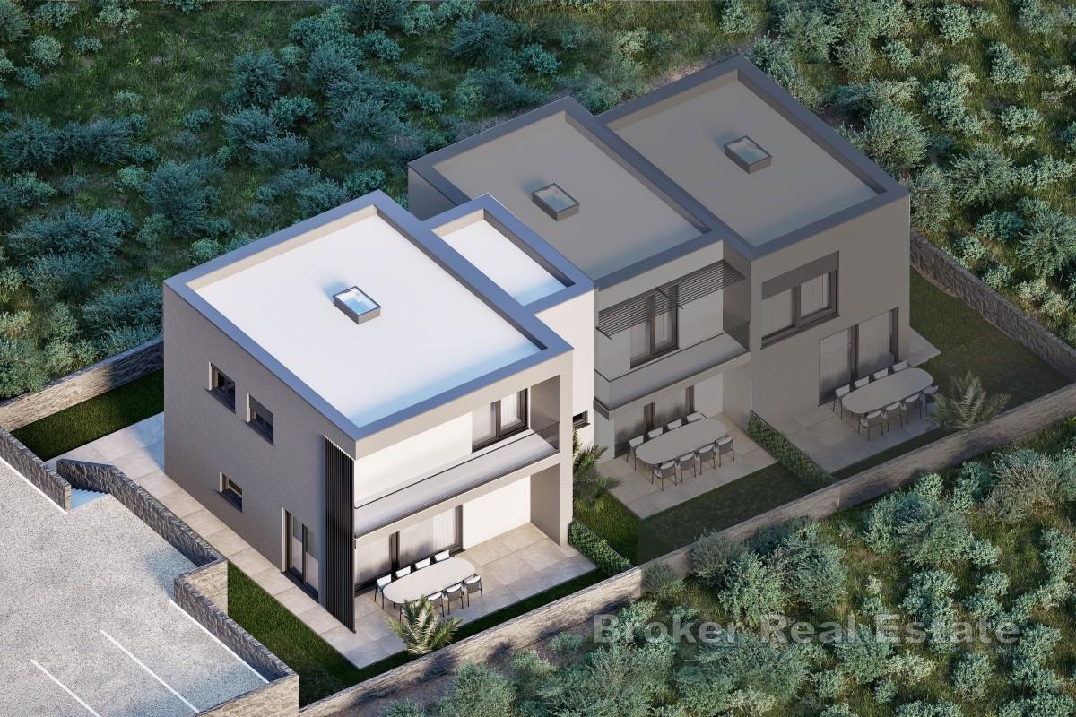 Trosobni triplex s parkirnim mjestima i mogućnošću bazena